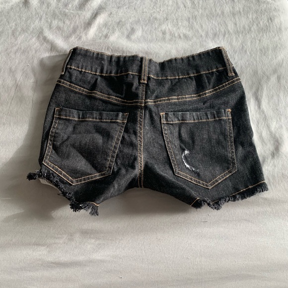 Cute daisy dukes - Picture 2 of 3